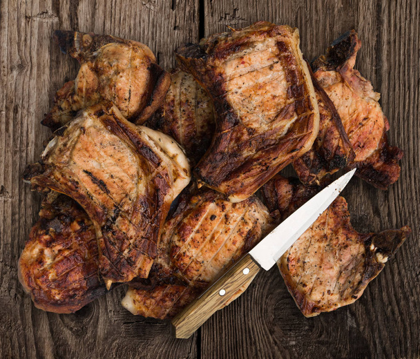 мясо на гриле на деревянном фоне
 - Фото, изображение