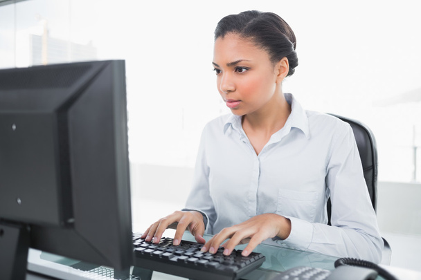 Concentrated young businesswoman using a computer - Zdjęcie, obraz