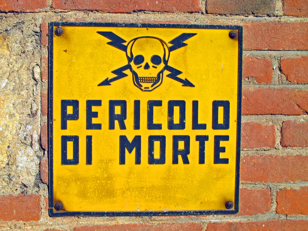 niebezpieczeństwo śmierci znaków z czaszką i piszczelami napisane w itali - Zdjęcie, obraz