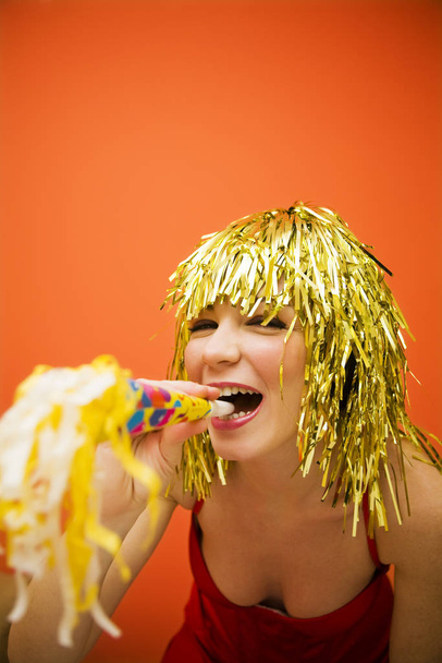 dívka s karnevalovou maskou a žlutou parukou - Fotografie, Obrázek