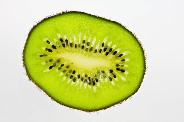 green kiwi, tropical fruit - 写真・画像
