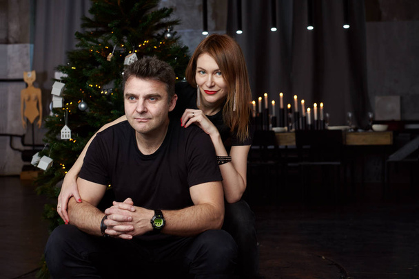 Happy couple waiting for Christmas at home - Zdjęcie, obraz