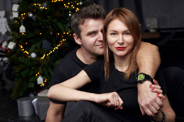 Happy couple waiting for Christmas at home - Foto, immagini