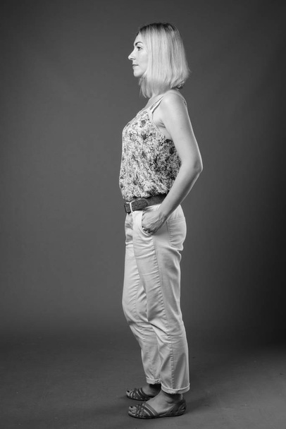 Portret pięknej bizneswoman z krótkimi blond włosami - Zdjęcie, obraz