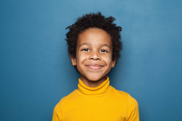 Feliz retrato infantil. Pequeño niño afroamericano en azul
 - Foto, imagen