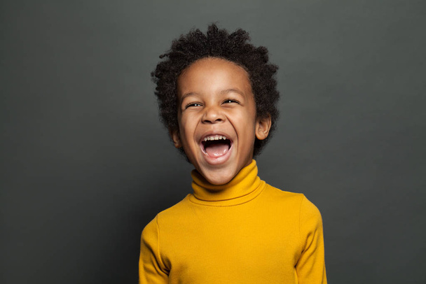 Smějící se dítě na šedém pozadí - Fotografie, Obrázek