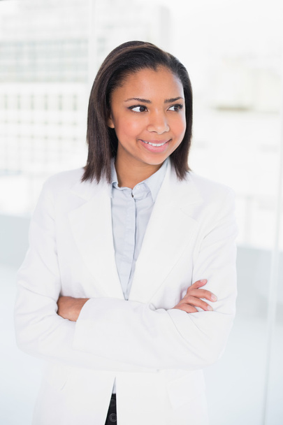 Pensive young businesswoman posing with arms crossed - Foto, Imagen