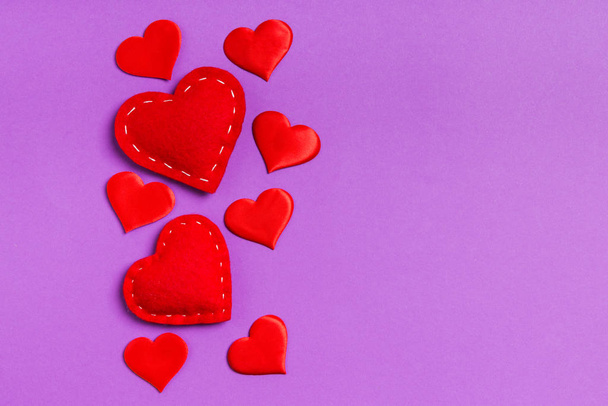 Top view compositie van rode harten op kleurrijke achtergrond. Romantische relatie concept. Valentijnsdag - Foto, afbeelding