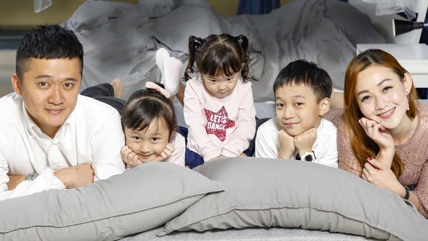 Γονιός παιδιά πατέρας μητέρα γιος κόρη στο κρεβάτι θέτουν ευτυχισμένη  - Φωτογραφία, εικόνα