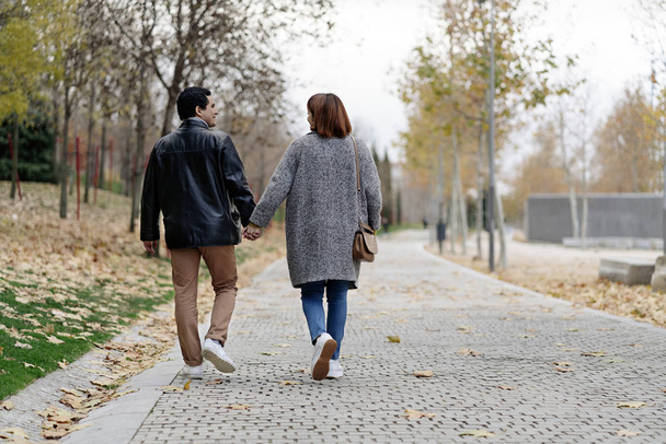 Αγνώριστο ευτυχισμένο ζευγάρι που περπατά μαζί στην πόλη - Φωτογραφία, εικόνα