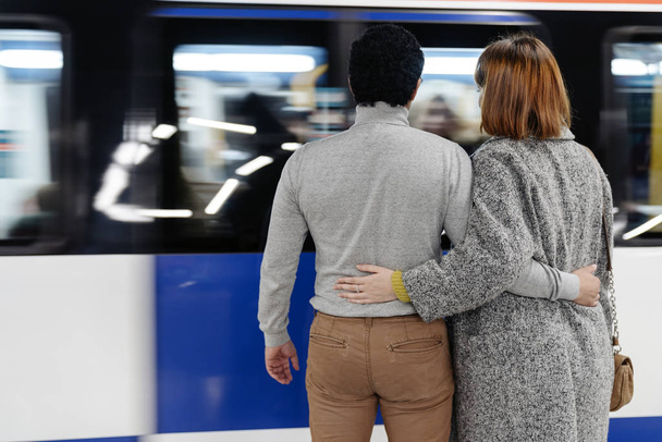 Couple kissing inside the train station - Foto, Imagen
