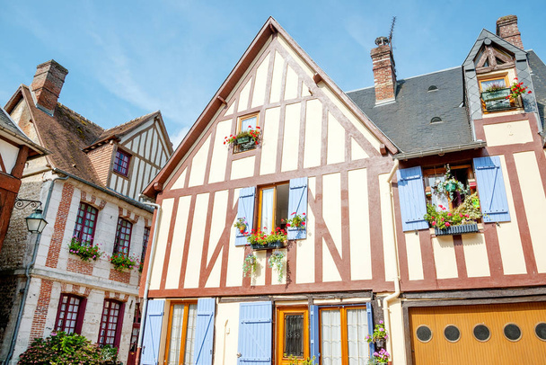 Casas típicas de marco de madera con persianas azules en el pintoresco pueblo de La Bouille en la región de Alta Normandía, Francia
 - Foto, Imagen