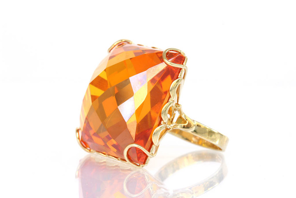 gold ring with diamond - Foto, afbeelding