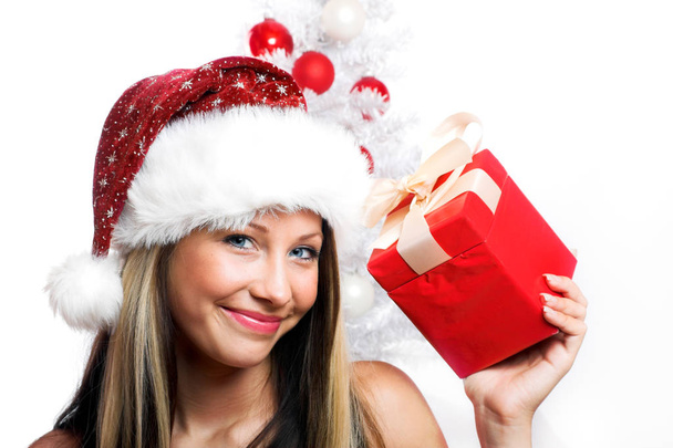 laughing christmas woman with gift - Valokuva, kuva