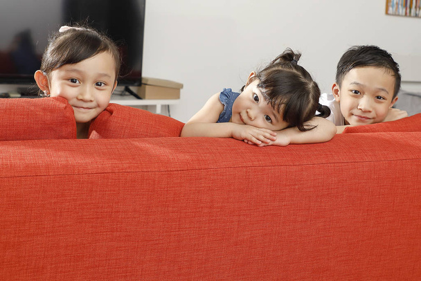 Три маленьких ребенка мальчик девочка брат сестра счастливая улыбка глядя о
 - Фото, изображение