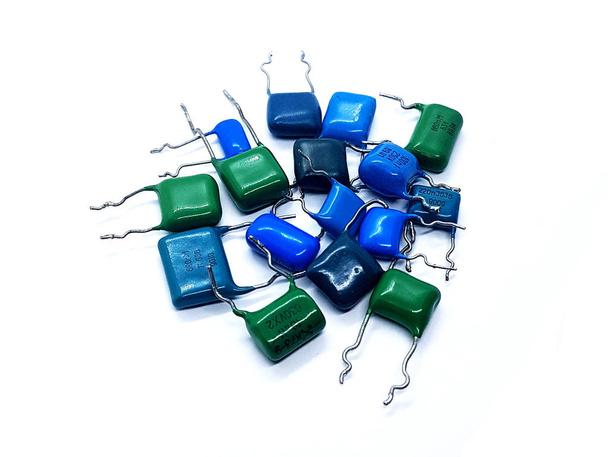 blaue und grüne Kondensatoren für Webseiten, Banner, Flyer. isolierte elektrische Komponenten auf weißem Hintergrund - Foto, Bild