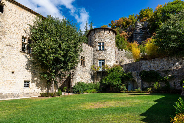 Castillo de piedra en la ciudad medieval de Vogue en Ardeche, Francia
 - Foto, imagen
