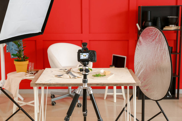 Modern fotoğraf stüdyosunun içinde profesyonel ekipman ve yemek masasında. - Fotoğraf, Görsel