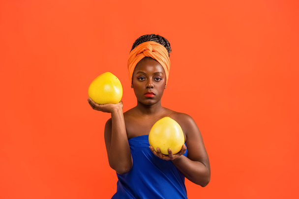African waman holding big fruits - Fotografie, Obrázek