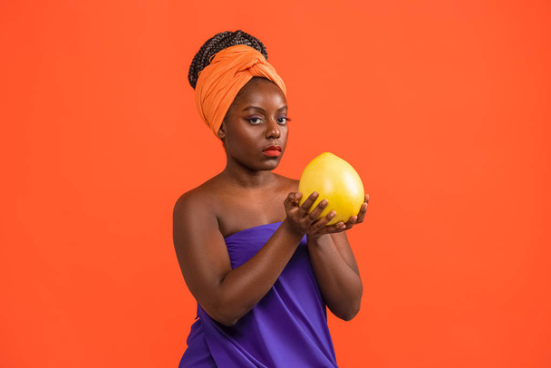 African waman holding big fruits - Valokuva, kuva