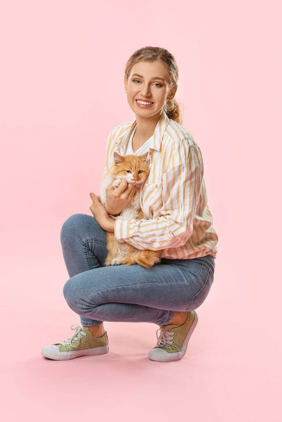 Beautiful young woman with cute cat on color background - Foto, Imagem