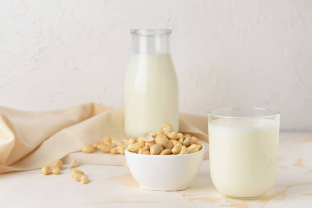 anacardi latte su sfondo bianco
 - Foto, immagini