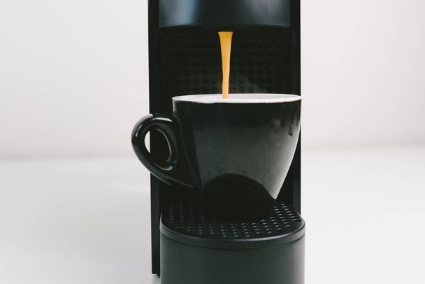 Виготовлення кави з машиною еспресо
 - Фото, зображення