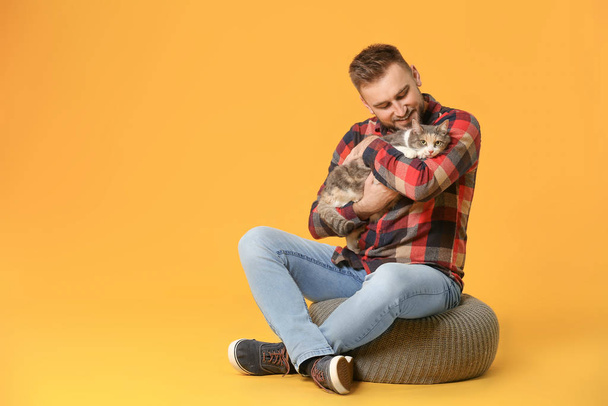 Homme avec chat mignon sur fond de couleur
 - Photo, image