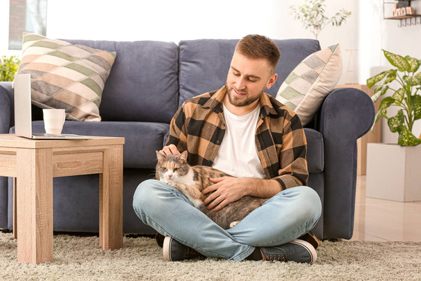Man with cute cat at home - Zdjęcie, obraz