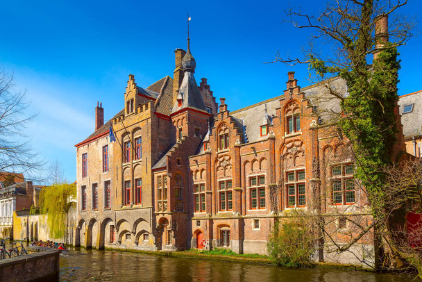 Kanava, vene, matkailijat Bruggessa, Belgia - Valokuva, kuva