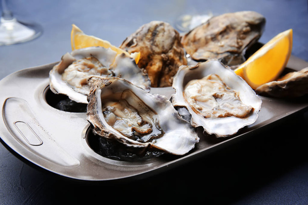 Plate with tasty oysters on color background - Fotoğraf, Görsel