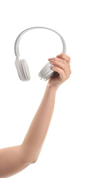 Mão com fones de ouvido modernos no fundo branco
 - Foto, Imagem