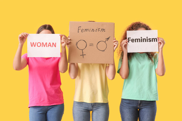 Młode kobiety na kolorowym tle. Pojęcie feminizmu - Zdjęcie, obraz