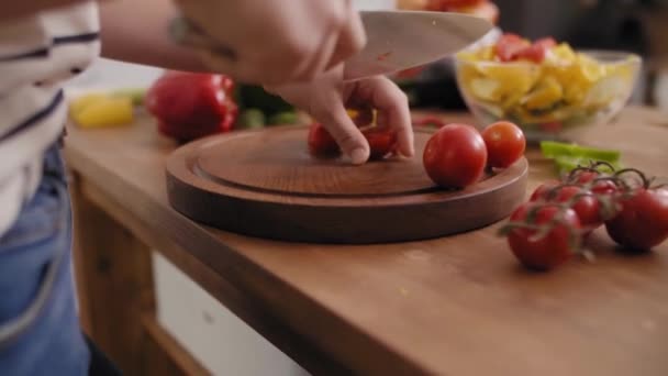 Handheld view of wooden board and freshness tomatoes slices - Felvétel, videó