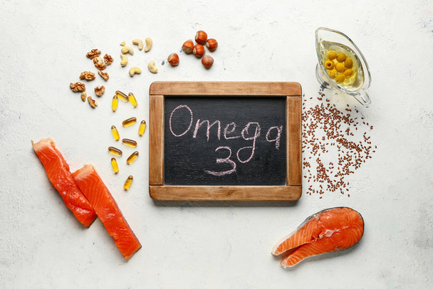 Conjunto de productos saludables con alto contenido de omega 3 y píldoras de aceite de pescado sobre fondo blanco
 - Foto, imagen