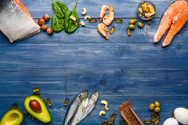 Ensemble de produits sains avec oméga 3 élevé et pilules d'huile de poisson sur table en bois
 - Photo, image