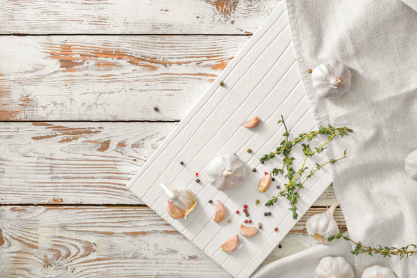 Alho fresco com especiarias e ervas na mesa
 - Foto, Imagem