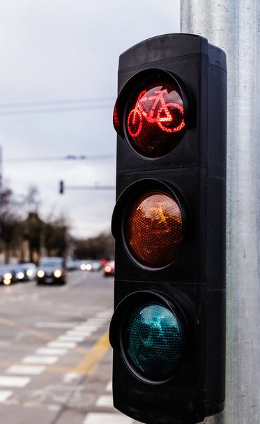 Traffic light for cyclists. Red light for bycicle lane on a traf - Foto, imagen
