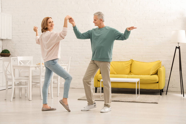 Boldog idősek táncolnak együtt a konyhában. - Fotó, kép