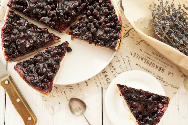 Tart with berries. Freshly baked open blackcurrant pie. Gourmet pastries, traditional European cuisine. - Fotoğraf, Görsel