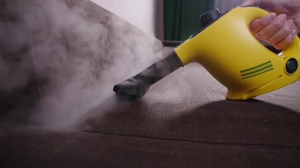 Conceito de limpeza de móveis. Limpar o sofá com um limpador de vapor antibacteriano
 - Filmagem, Vídeo