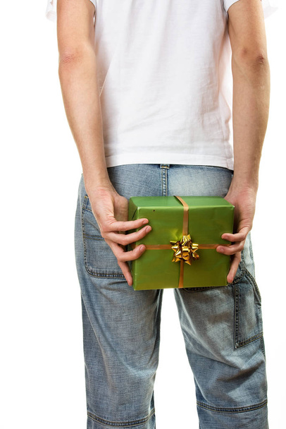 Man in Jeans holding green gift - Foto, afbeelding