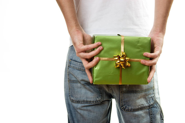 Man in Jeans holding green gift - Foto, Bild