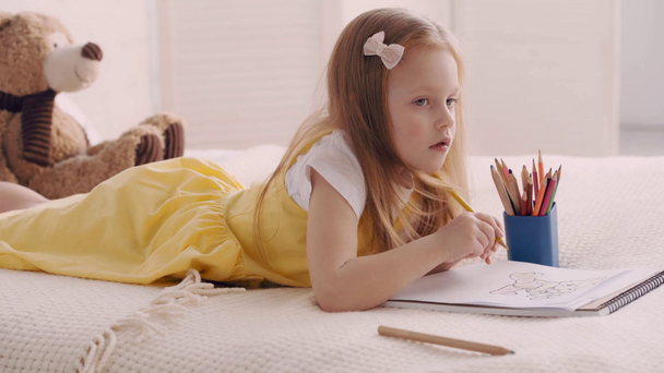 Boční pohled na dětskou kresbu v ložnici - Záběry, video