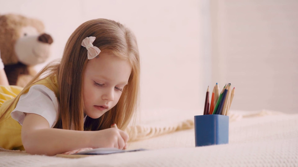 Selectieve focus van kind tekening op bed  - Video