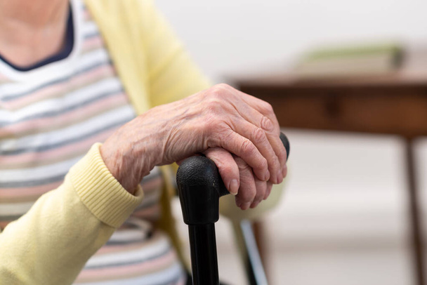 Stará žena s ní ruce na hůl - Fotografie, Obrázek