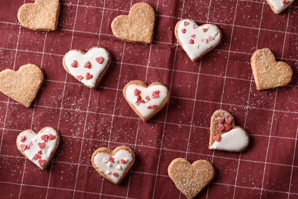 galletas caseras corazones con glaseado en servilleta de tela de Borgoña
 - Foto, imagen
