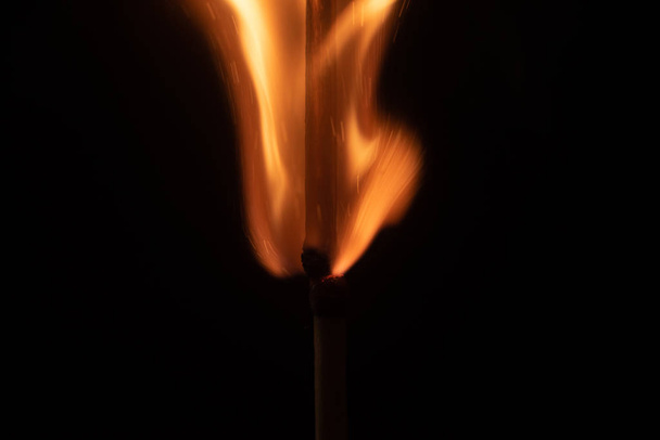 Zapłon zapałki z iskrami odizolowanymi na czarnym tle przestrzeń dla koncepcji tekstu ogień pasja figury różnorodność - Zdjęcie, obraz