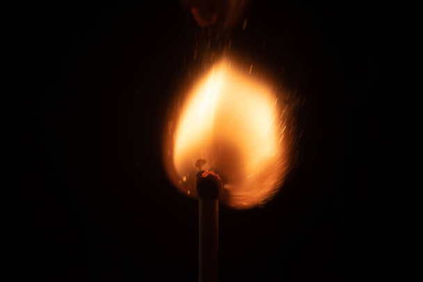 Zapalování zápalky s jiskry izolované na černém pozadí prostor pro text oheň koncepce vášeň čísla odrůda - Fotografie, Obrázek