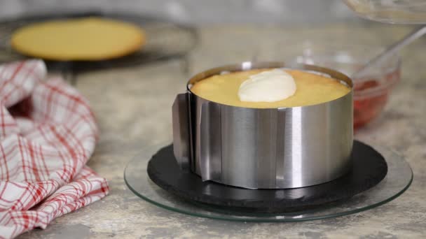 ケーキを作る過程。シェフはチェリーフィリングとサワークリームで層ケーキを作ります。シリーズ - 映像、動画